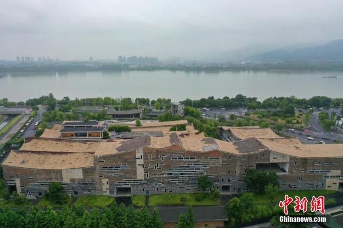 資料圖：浙江杭州，富春江畔的公望美術(shù)館頗具江南特色。<a target='_blank' href='/'>中新社</a>記者 王剛 攝
