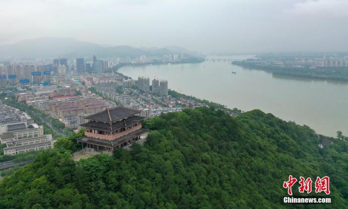 浙江富春江是元代畫家黃公望 《富春山居圖》的原創(chuàng)地，多年來富春江杭州富陽段一帶推進生態(tài)建設(shè)和產(chǎn)業(yè)轉(zhuǎn)型，如今富春江畔呈現(xiàn)環(huán)境優(yōu)美、經(jīng)濟發(fā)展的“新畫卷”。（無人機照片） <a target='_blank' href='/'>中新社</a>記者 王剛 攝 　 　