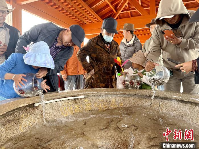 圖為當(dāng)?shù)孛癖姺帕髑嗪：沲帯！±铍h 攝