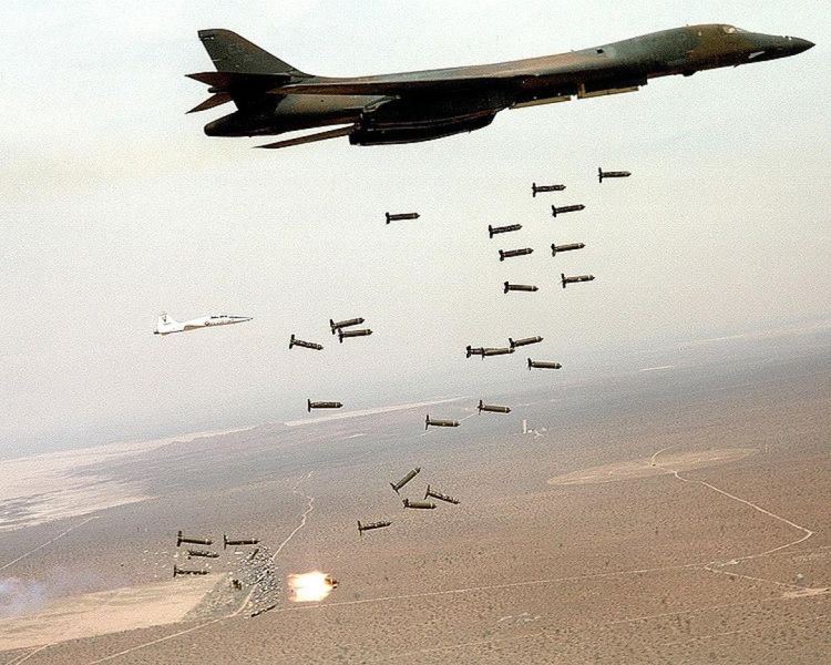 美國B-1B“槍騎兵”轟炸機(jī)正在投擲集束彈藥。（圖源：美國空軍網(wǎng)站）