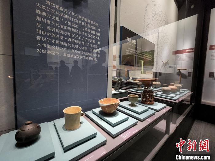 現(xiàn)場展出山東海岱地區(qū)出土文物。　趙曉 攝