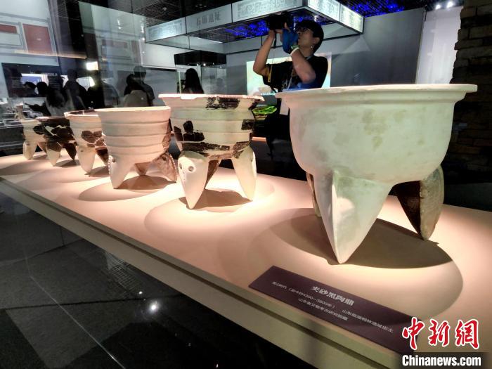 圖為龍山時代的夾砂黑陶鼎?！≮w曉 攝
