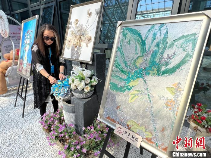 連玲玉向<a target='_blank' href='/' >中新網(wǎng)</a>記者介紹環(huán)保作品。　朱曉穎 攝