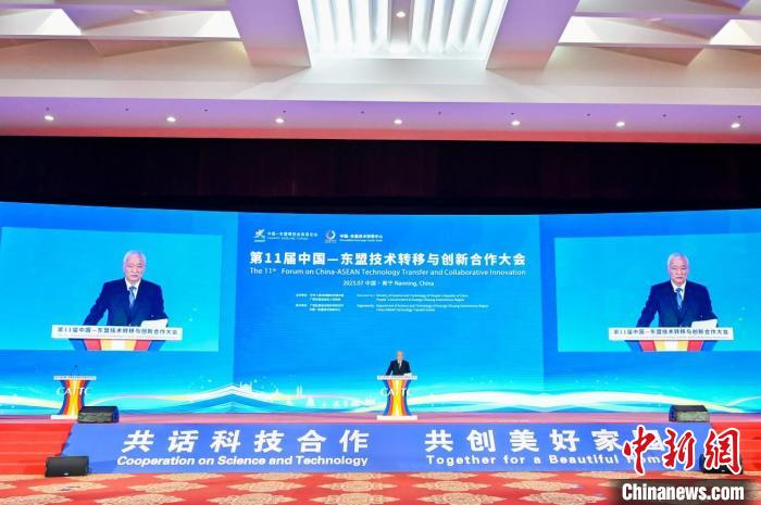 圖為中國科學(xué)技術(shù)部部長王志剛在會上發(fā)表主旨演講。　廣西科技廳供圖