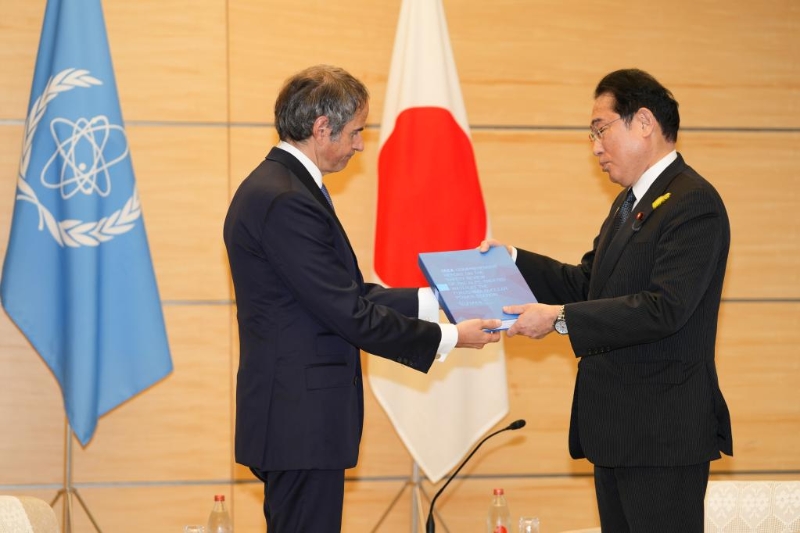 7月4日，在日本東京，國際原子能機構(gòu)總干事格羅西（左）向日本首相岸田文雄提交針對日本福島核污染水的綜合評估報告。（圖源：新華社）