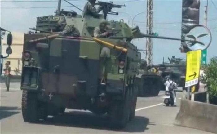 臺(tái)軍演習(xí)裝甲車炮管撞上道路反光鏡軍方：沒(méi)反應(yīng)過(guò)來(lái)、別太苛責(zé)