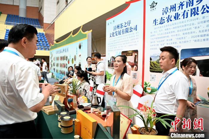 本屆茶會專門設置展區(qū)，展示展銷茶王賽獲獎產(chǎn)品、漳州市特色茶品牌等?！埥鸫?攝