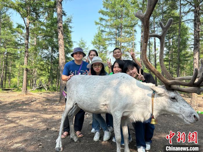 圖為32名臺(tái)胞盛夏踏訪使鹿部落現(xiàn)場(chǎng)?！?nèi)蒙古臺(tái)聯(lián)供圖
