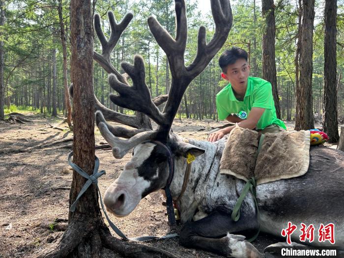 圖為32名臺(tái)胞盛夏踏訪使鹿部落現(xiàn)場(chǎng)?！?nèi)蒙古臺(tái)聯(lián)供圖