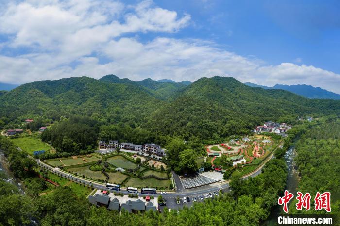 圖為航拍江西省九江市武寧縣羅坪鎮(zhèn)長(zhǎng)水村。　蔣德先 攝