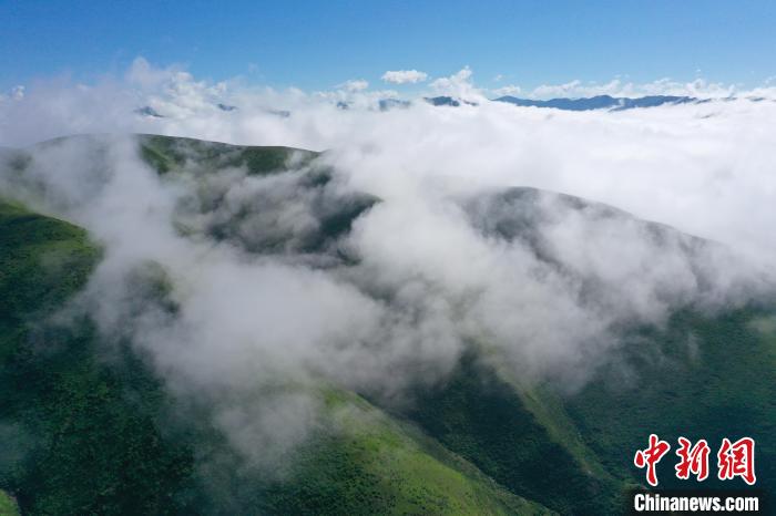 航拍賽來(lái)塘鎮(zhèn)山間云霧繚繞。　馬銘言 攝