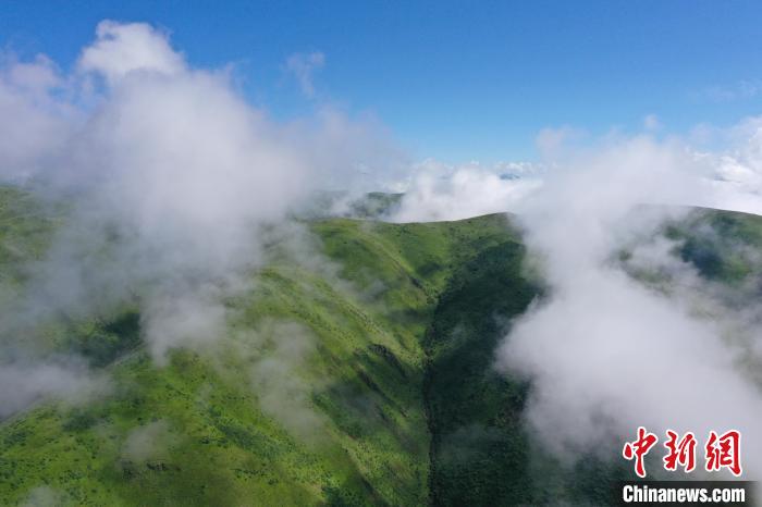 航拍賽來(lái)塘鎮(zhèn)山間云霧繚繞。　馬銘言 攝