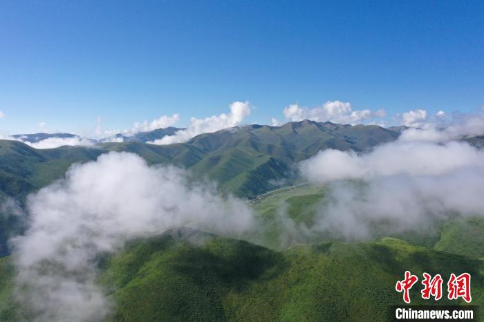航拍賽來(lái)塘鎮(zhèn)山間云霧繚繞。　馬銘言 攝