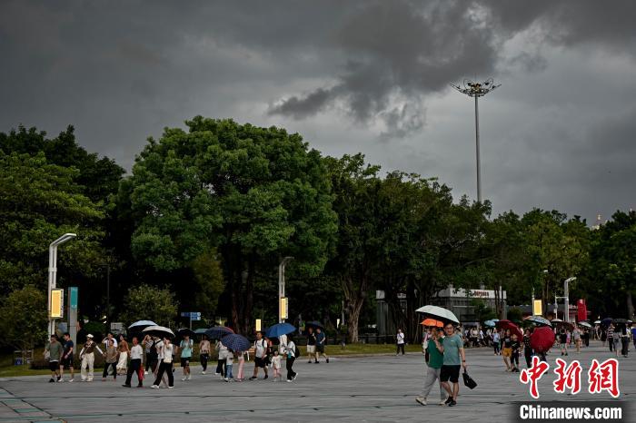廣州天河區(qū)上空烏云密布?！￡愺K旻 攝
