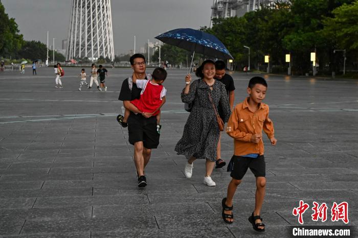 市民前往室內(nèi)避雨。　陳驥旻 攝
