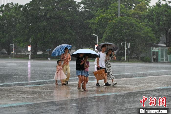 市民雨中出行?！￡愺K旻 攝