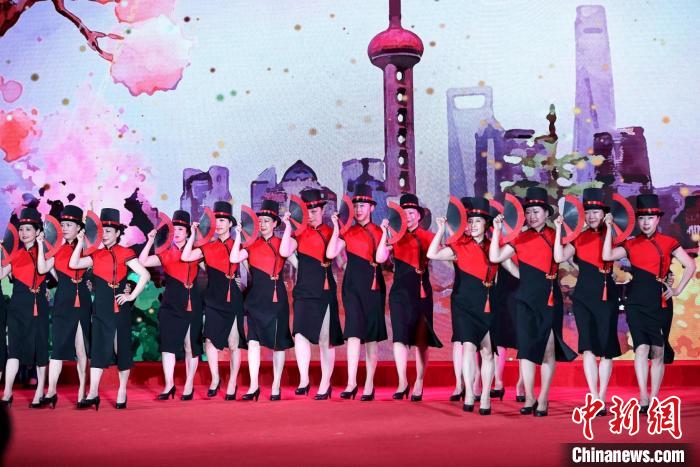 民營(yíng)經(jīng)濟(jì)女企業(yè)家表演旗袍秀《春之韻》?！∩虾Ｊ形y(tǒng)戰(zhàn)部供圖