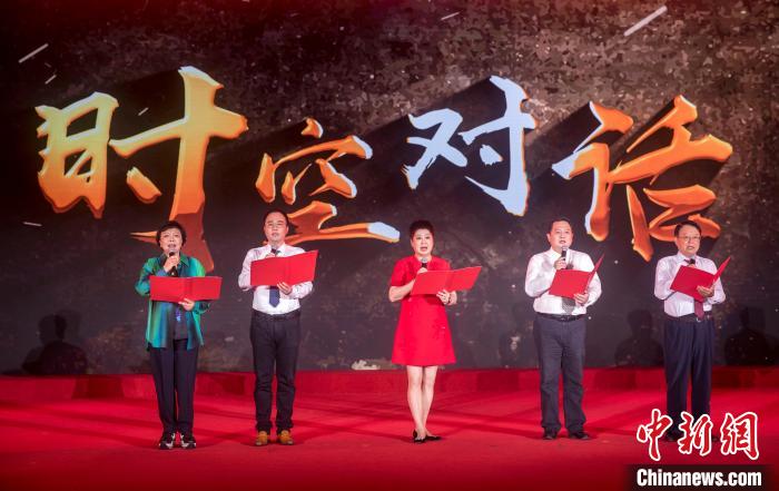 陳望道、顏福慶、陶行知、榮毅仁等統(tǒng)戰(zhàn)先賢的后人傾情演繹朗誦節(jié)目《與統(tǒng)戰(zhàn)先輩的時(shí)空對(duì)話》。　上海市委統(tǒng)戰(zhàn)部供圖