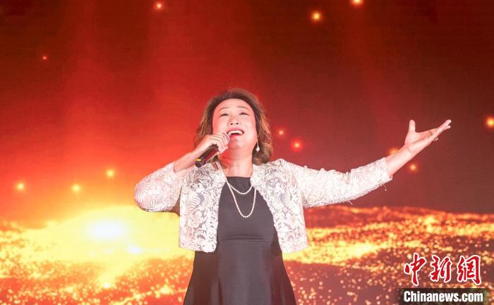 僑界女高音歌唱家演唱《我的深情為你守候》?！∩虾Ｊ形y(tǒng)戰(zhàn)部供圖