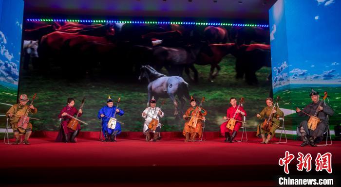 民族界代表演奏馬頭琴《萬馬奔騰》。　上海市委統(tǒng)戰(zhàn)部供圖