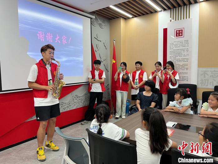在棗莊高新區(qū)，志愿服務(wù)隊為孩子們進行樂器展演?！⒀披?攝