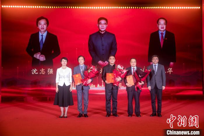 第一屆上海統(tǒng)一戰(zhàn)線崗位建功十大楷模授證儀式?！∩虾Ｊ形y(tǒng)戰(zhàn)部供圖