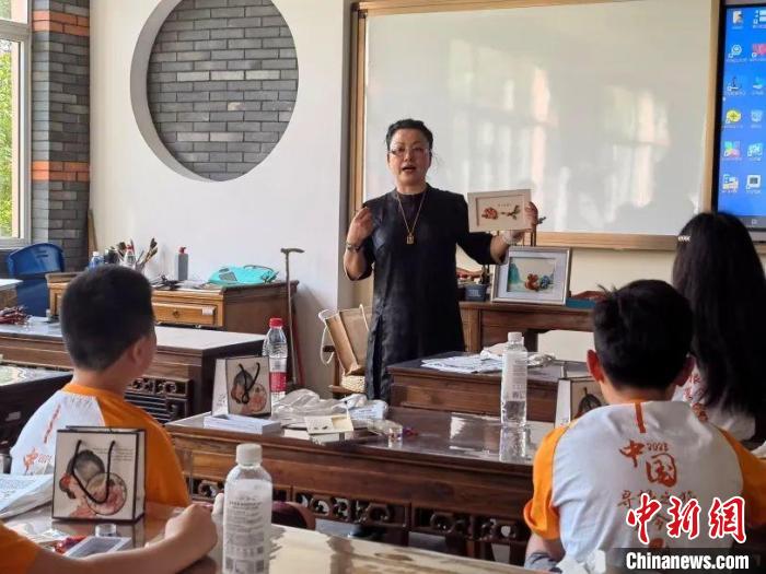 美國華裔少年在滬領(lǐng)略非遺盤扣之美，尋訪“半馬蘇河”