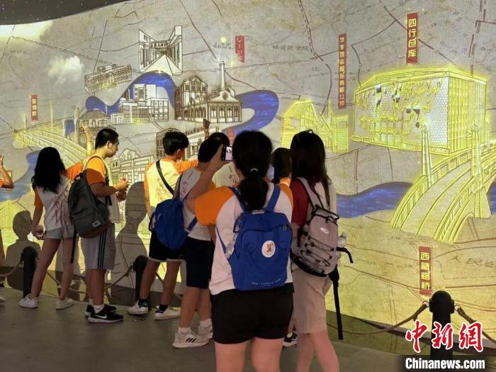 華裔少年參觀蘇州河工業(yè)文明展示館?！∩虾Ｊ袃S聯(lián)供圖