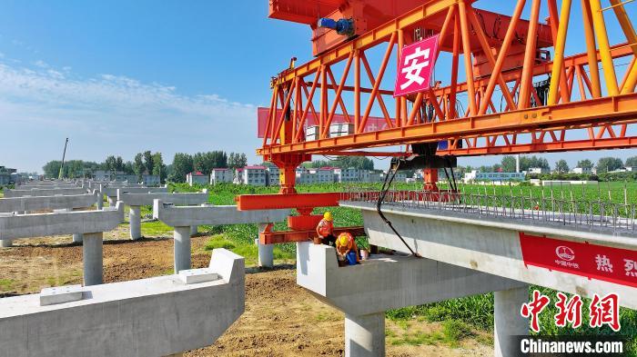 長25米重80噸的箱梁平穩(wěn)、精準地落在S314分離式立交橋25號和26號墩上。　劉玉才 攝