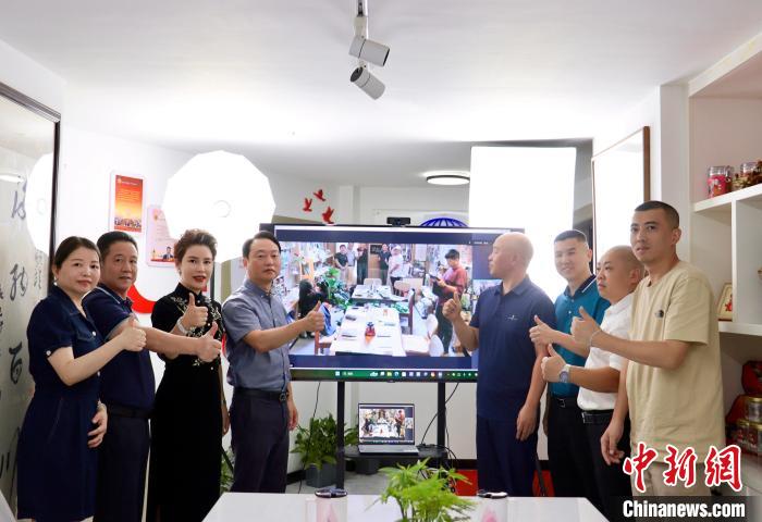 “融情·同心”寧臺(tái)建筑師驛站(臺(tái)中)“云揭牌”儀式在寧德市、臺(tái)灣臺(tái)中市同步舉行，圖為合影留念?！稳糨?攝