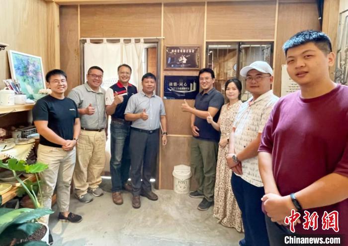 “融情·同心”寧臺(tái)建筑師驛站(臺(tái)中)“云揭牌”儀式在寧德市、臺(tái)灣臺(tái)中市同步舉行，圖為合影留念?！×置项R 攝