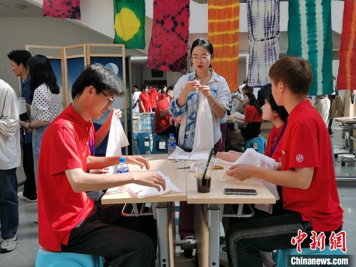 圖為營(yíng)員體驗(yàn)云南非遺文化?！『h(yuǎn)航 攝
