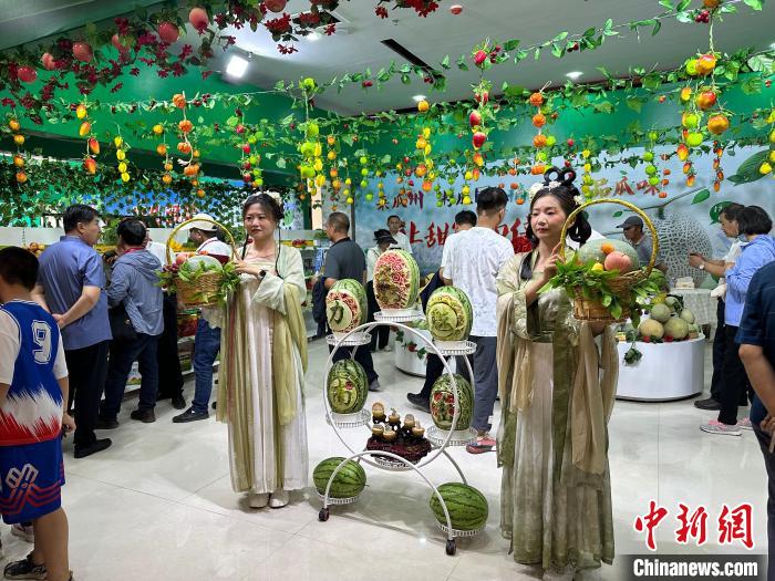 圖為瓜州縣第九屆蜜瓜枸杞展銷會南岔鎮(zhèn)展區(qū)?！?劉瀟 攝