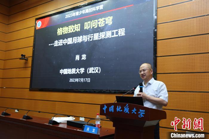 開營儀式后，專家作科普?qǐng)?bào)告 王俊芳 攝