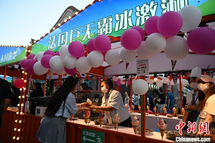 內(nèi)蒙古呼和浩特市，游客品嘗法國巨無霸冰激凌?！⑽娜A 攝