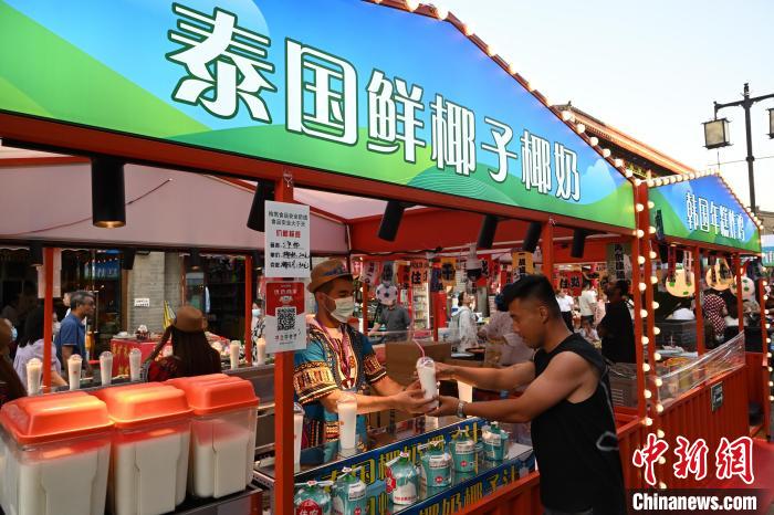 內(nèi)蒙古呼和浩特市，泰國椰奶吸引游客品嘗。　劉文華 攝
