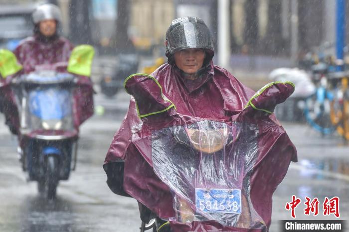 臺風“泰利”攜風雨影響海南