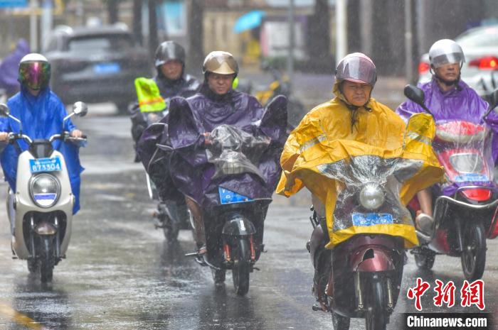 圖為海口民眾在雨中騎行。　駱云飛 攝