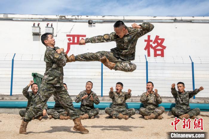 武警官兵在進(jìn)行擒敵對(duì)抗訓(xùn)練。　梁承杰 攝