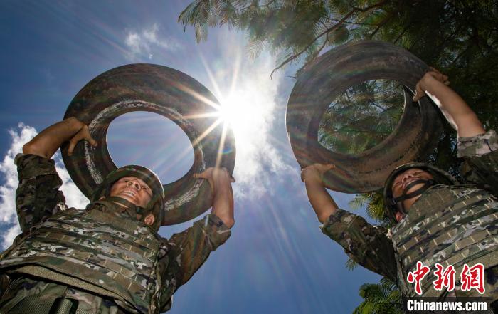 武警官兵在進(jìn)行推舉輪胎訓(xùn)練?！×撼薪?攝
