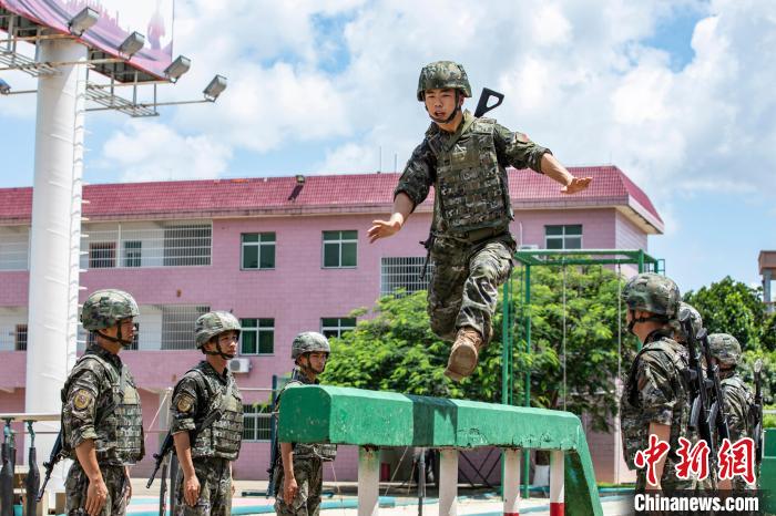 武警官兵在進(jìn)行通過(guò)獨(dú)木橋障礙訓(xùn)練?！∮嗪Ｑ?攝