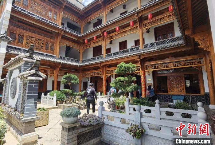 圖為曲靖市麒麟?yún)^(qū)沿江街道大龍社區(qū)中的一家民宿?！×_婕 攝