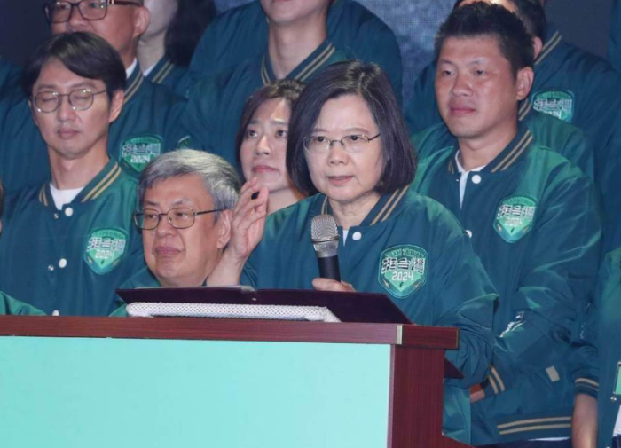 民進(jìn)黨“全代會(huì)”16日在臺(tái)北圓山大飯店舉行，蔡英文一句“冷氣還不錯(cuò)”引發(fā)熱議
