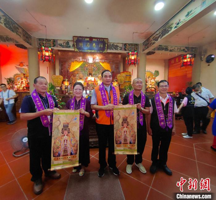 兩岸媽祖信眾合影留念?！↓埼膮^(qū)委臺港澳辦供圖