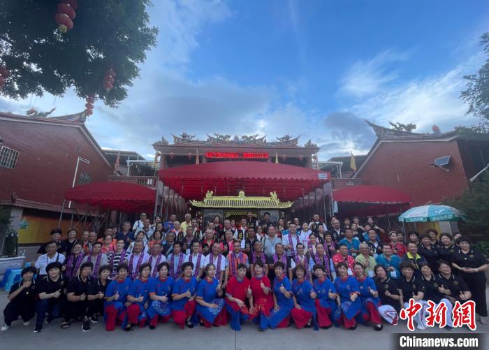 兩岸媽祖信眾合影留念。　龍文區(qū)委臺港澳辦供圖