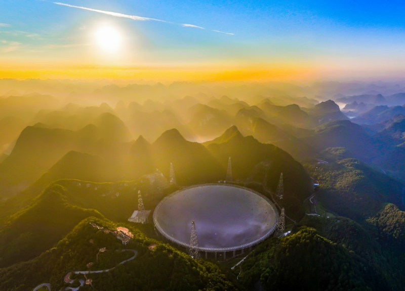 晨曦中的中國天眼FAST全景（無人機照片，2022年7月25日維護保養(yǎng)期間拍攝）。（圖源：新華社）
