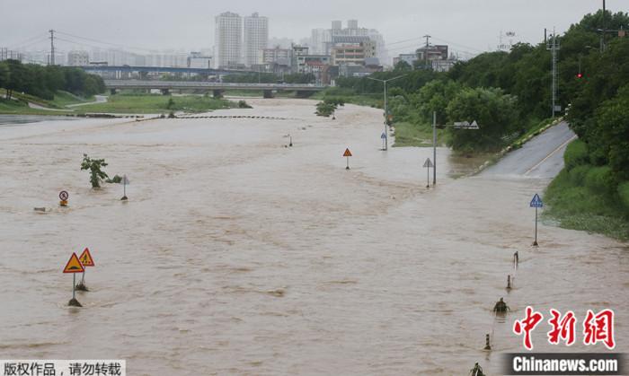 近期，韓國(guó)連日強(qiáng)降雨引發(fā)洪水等自然災(zāi)害，圖為韓國(guó)清州一河流洪水泛濫。