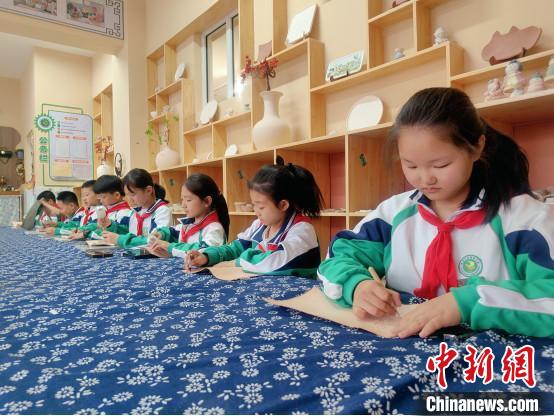圖為康巴什區(qū)第四小學(xué)的學(xué)生在學(xué)習(xí)制作皮雕作品?！尉┕﹫D
