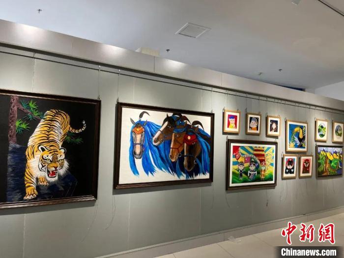圖為伊金霍洛旗第三小學(xué)學(xué)生制作的羊毛氈畫展。　呂京供圖