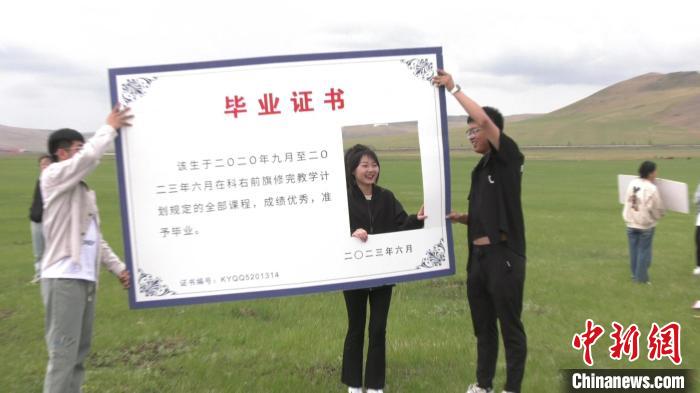 圖為來自草原的“畢業(yè)證書”。　塞汗托雅 攝